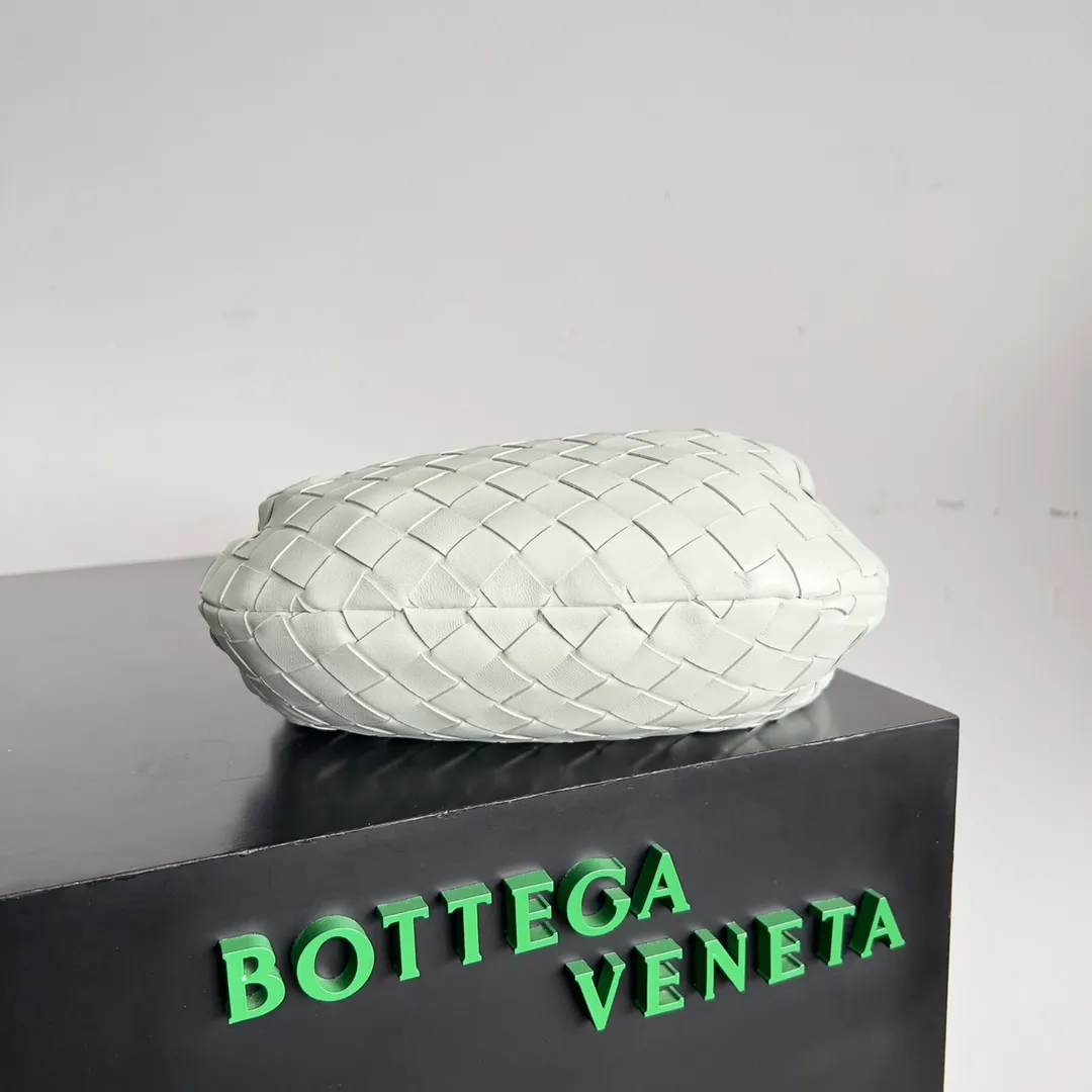 Batch 1120 Bottega veneta͙.——The latest braided and knotted hobo🔥 The top-grade lambskin leather is very soft, the bag shape is unique, practical and durable. It retains the traditional weaving elements while being a bit more flamboyant ~ Made of hand-woven sheepskin, zipper opening and closing, curved seamless structure, effortless to match. Highly recommended⚠️⚠️⚠️ The highest-end in the market🌈 Welcome to compare [Factory equipped with full package] size: 23x15x5cm.   Model: 651876